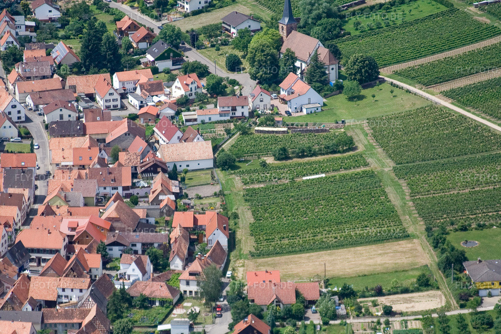 Luftbild: Protestantische Kirche Rechtenbach im Ortsteil Rechtenbach in Schweigen-Rechtenbach im Bundesland Rheinland-Pfalz in Deutschland. Foto: IMG_11109.jpg vom 14.06.2008 durch Werner Riehm/FLY-FOTO.deDekanat Bad Bergzabern