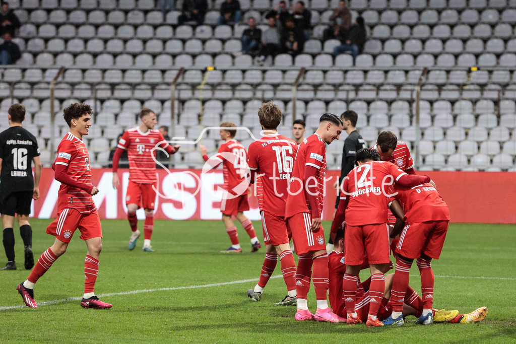 FC Bayern Amateure - SpVgg Hankofen-Hailing | Der FC Bayern jubelt erneut / Diesmal nach dem Treffer zum 4-1 druch Timo Kern (FCB #10) / Torjubel / Tor / Freude