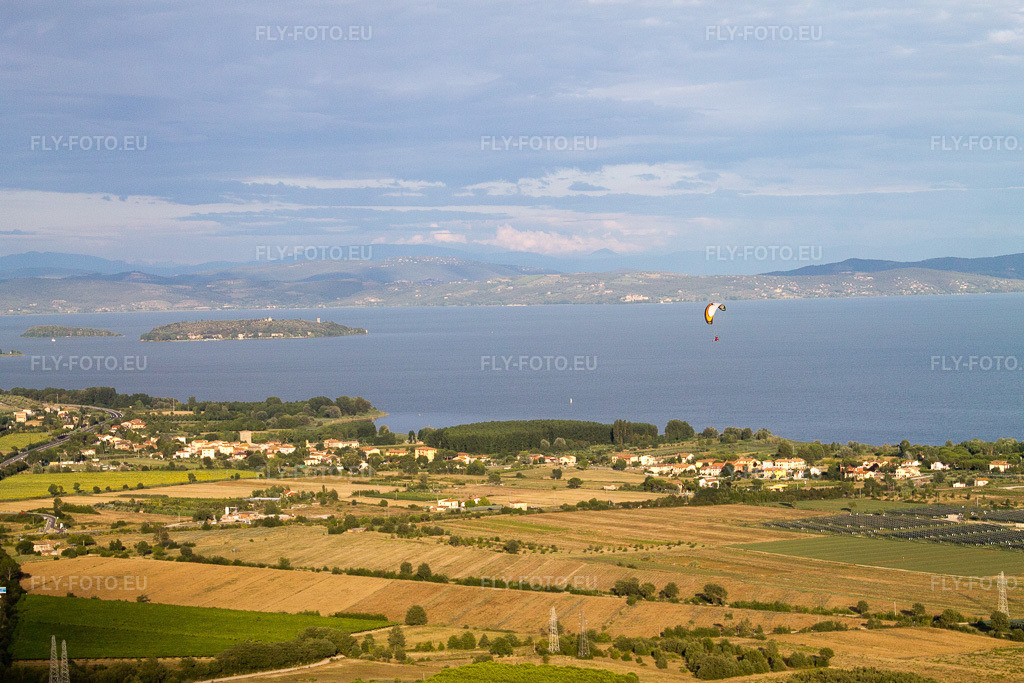 Vue aérienne: Vue de la ville à Petraia dans le département Ombrie, Italie. Photo: IMG_43459.jpg prise le 25/07/2011 par Werner Riehm/FLY-FOTO.eu – Résolution de l'original: 4272 x 2848 px