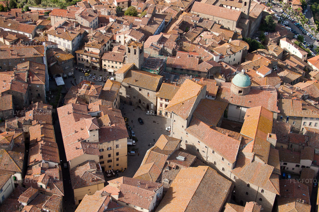 Aerial view: View of the town in Cortona in the state Arezzo, Italy. – Photo: IMG_28634.jpg taken on 06/04/2010 by Werner Riehm/FLY-FOTO.com – Resolution of the original: 4752 x 3168 px