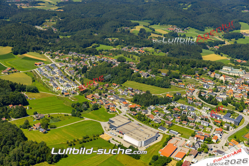 Aktuelles Luftbild von  Fürstenstein - Die Luftaufnahme wurde 2022 mittels UL-Flugzeug erstellt ( keine Drohne ) - hochauflösende Kamera-Systeme von  Canon -Beste Qualität - Für grossformatige Ausdrucke geeignet. Die Geschenkidee !