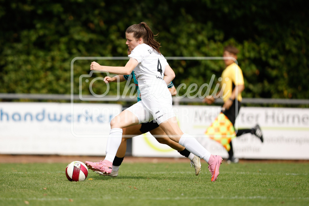 Fußball I Frauen I Westfalenpokal 26-27 I DJK GW Amelsbüren - SSV Rhade  I 18743 | Frauke Kaplon (26, SSV Rhade) und Kristin Herbers (4, DJK GW Amelsbüren) im Zweikampf. - Realisiert mit Pictrs.com