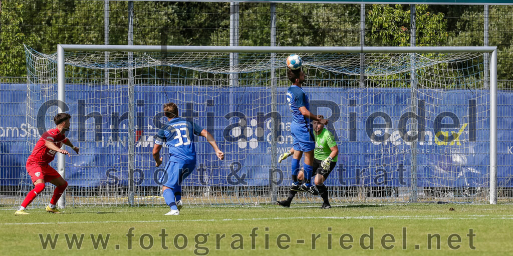 2023-07-08_082_FC_Langengeisling_gegen_TSV_Buchbach | Erding, Deutschland, 08.07.2023:
Fußball, Bezirksliga Oberbayern Ost 2023 / 2024, Testspiel, FC Langengeisling gegen TSV Buchbach, Endergebnis: 0:6

+b15+, Hannes Dornauer (FC Langengeisling, #33), Lucas Seeholzer (FC Langengeisling, #2), Torwart Christian Brader (FC Langengeisling, #1)

Foto: Christian Riedel / fotografie-riedel.net