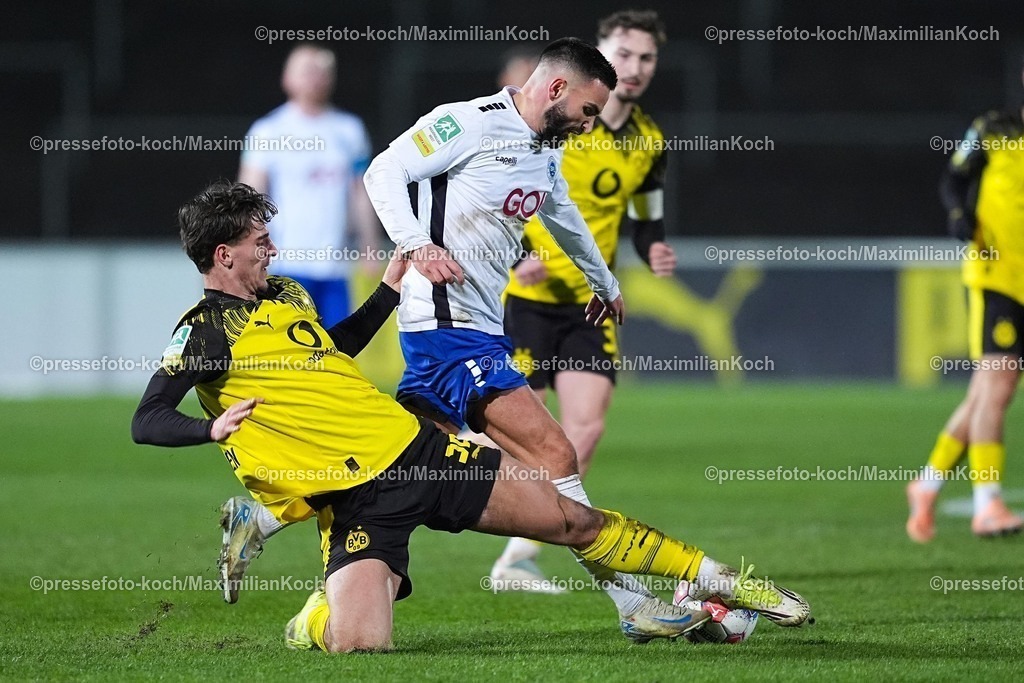 xYDRx30012601046 | 30.01.2026, xydrx, Fußball, Regionalliga West, Borussia Dortmund II - VfL Sportfreunde Lotte, Saison 2025 2026, Stadion Rote Erde:  Jonas Feddersen (Borussia Dortmund II #38) im Zweikampf gegen Leon Demaj (VfL Sportfreunde Lotte #28)
