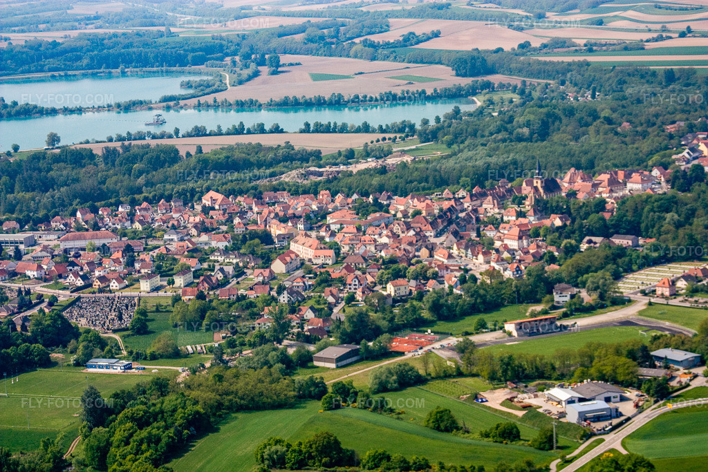 Aerial view: View of the town from the northeast in the district Neulauterburg in Lauterbourg in the state Bas-Rhin, France. – Photo: IMG_18167.jpg taken on 05/03/2009 by Werner Riehm/FLY-FOTO.com – Resolution of the original: 4272 x 2848 px