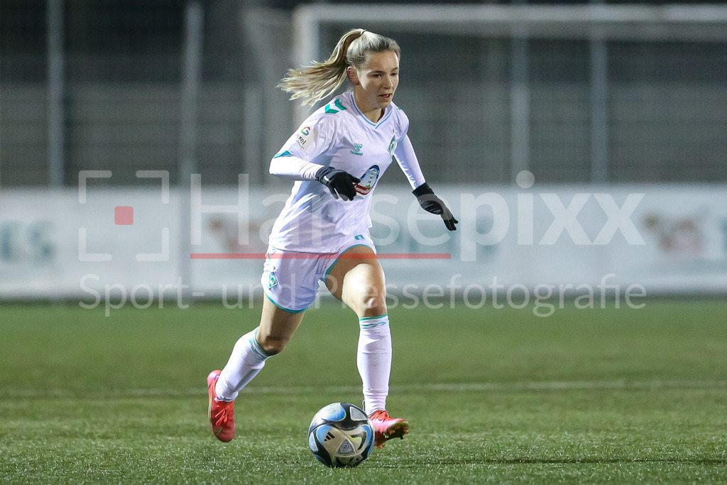 Fussball, Testspiel Frauen, FSV Gütersloh 2009 - SV Werder Bremen | v.li.: Michelle Weiß (SV Werder Bremen, 8) am Ball, Freisteller, Einzelbild, Ganzkörper, Aktion, Action, Spielszene