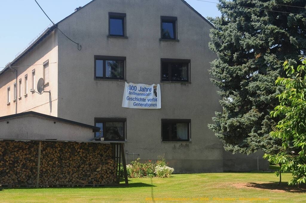 Geißmannsdorf-2026-Ortsbilder-214 | Geißmannsdorf bei Bischofswerda im Sommer 2026. Ein fotografischer Streifzug durch das Dorf Geißmannsdorf, mit Gebäuden, Straßen, Strohpuppen und geschmückten Vorgärten und Grundstücken anlässlich der 800-Jahr-Feier von Geißmannsdorf im Juni 2026 - Realisiert mit Pictrs.com