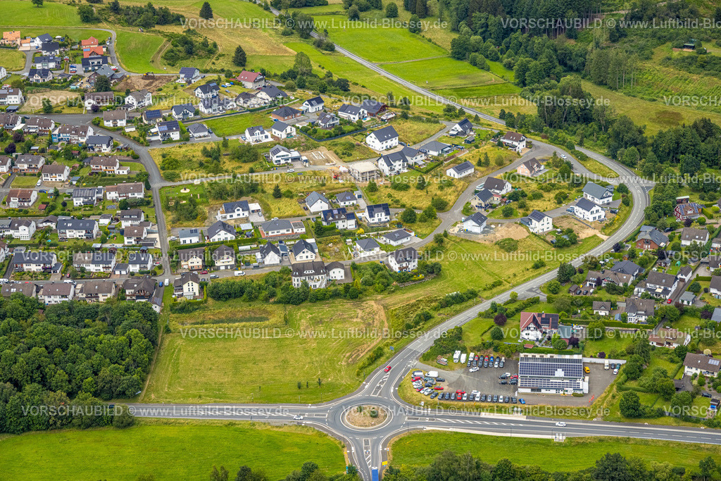 BadLaasphe240709479 | Luftbild, Neubau Wohngebiet Am Galgenberg, Kreisverkehr Bundesstraße B62, Waldgebiet, Bad Laasphe, Wittgensteiner Land, Nordrhein-Westfalen, Deutschland