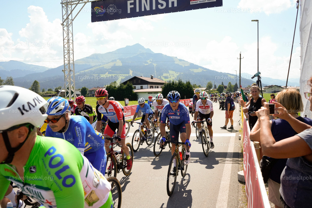 404_20230817_Bewerb_Maenner_Muehlanger | AUT - OESTERREICH, 2023-08-16: SPORT RENNRAD-FAHREN - 55. INTERNATIONALER RADWELTPOKAL IN ST. JOHANN IN TIROL  - Vintage-Radrennen mit WM-Bronze-Medaillen-Siegerin Christina Schweinberger, den Teilnehmer und Alexander Baumann (vom Orginastions-Team) - TAG 2 BEWERB MAENNER IN SECHS GRUPPEN  ; Foto: Roland Muehlanger