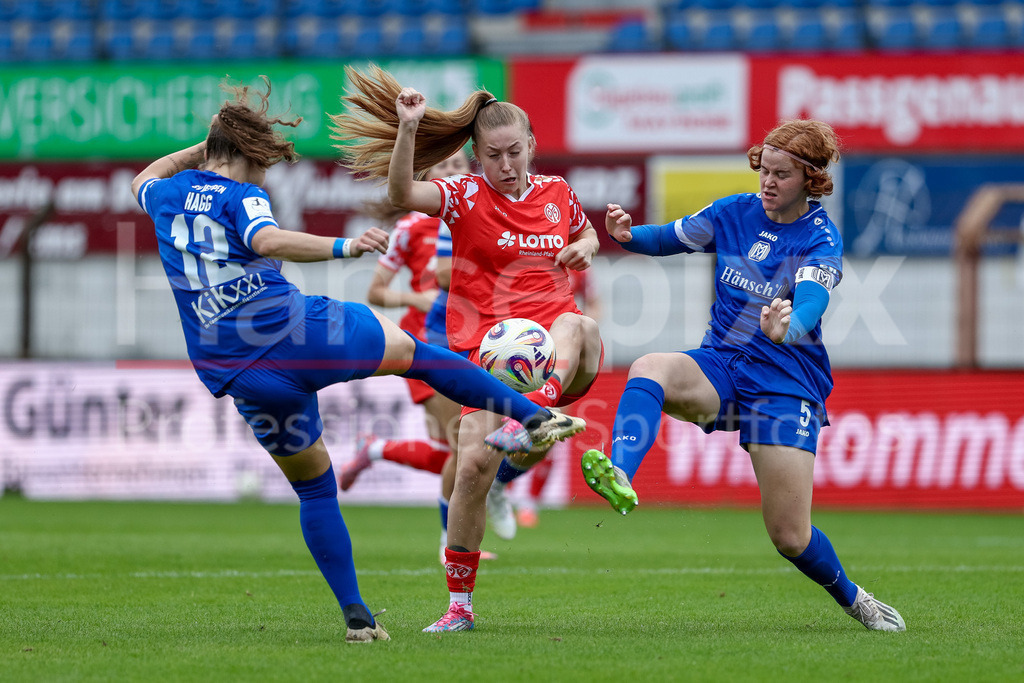 Fussball, 2. Frauen-Bundesliga, SV Meppen - 1. FSV Mainz 05 | v.li.: Sarah Hagg (SV Meppen, 12), Maja Pageler (1. FSV Mainz 05, 37) und Lena Göppel (SV Meppen, 5) im Zweikampf, Duell, Dynamik, Aktion, Action, Spielszene, DIE DFB-RICHTLINIEN UNTERSAGEN JEGLICHE NUTZUNG VON FOTOS ALS SEQUENZBILDER UND/ODER VIDEOÄHNLICHE FOTOSTRECKEN. DFB REGULATIONS PROHIBIT ANY USE OF PHOTOGRAPHS AS IMAGE SEQUENCES AND/OR QUASI-VIDEO.