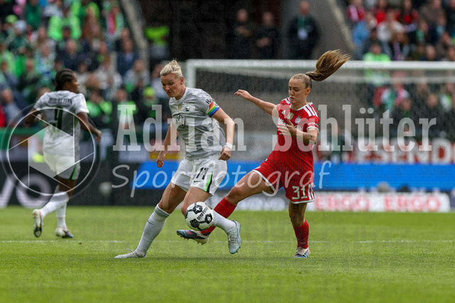 14.05.2026, GER, Fussball, Frauen, DFB-Pokal, Finale, Saison 2025/2026, VfL Wolfsburg - FC Bayern München | Alexandra Popp (Wolfsburg) und Gerogia Stanway (Bayern) im Kampf um den Ball