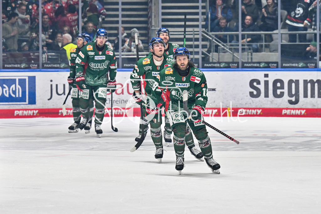 Augsburger Panther - Löwen Frankfurt | Jubel der Hausherren nach dem Treffer zum 2-0 durch Anthony LOUIS (Augsburger Panther 18), Tor / Torschuetze / Freude / Happy beim match zwischen den Augsburger Panthern und den Löwen Frankfurt am 8. Spieltag der Penny DEL im Curt Frenzel Stadion am 19.10.2025
