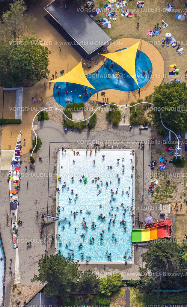 Oberhausen220800525 | Luftbild, Revierpark Vonderort, Vonderort Freibad, Schwimmbad und Badegäste, regenbogenfarbige Wasserrutsche, Osterfeld, Oberhausen, Ruhrgebiet, Nordrhein-Westfalen, Deutschland