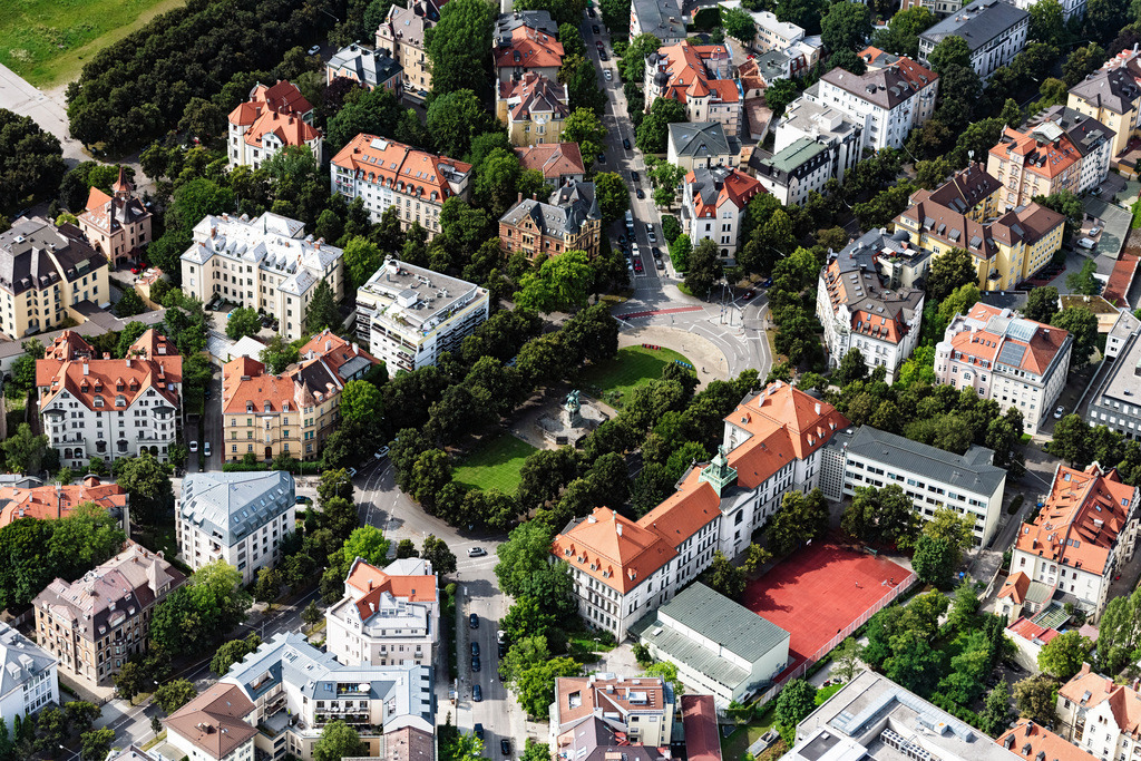 dr__0071838.jpg | MüNCHEN 12.08.2021 Platz- Ensemble Kaiser-Ludwig-Platz im Innenstadt- Zentrum in München im Bundesland Bayern, Deutschland. // Ensemble space an place Kaiser-Ludwig-Platz in the inner city center in Munich in the state Bavaria, Germany. Foto: Daniel Reiter