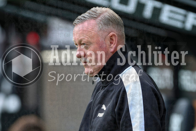 Borussia Mönchengladbach vs SV Werder Bremen - Bundesliga  | Mönchengladbach, Deutschland, 14.09.25:   Roland Virkus (Geschäftsführer Sport Borussia Mönchengladbach) schaut waehrend des Spiels der Bundesliga zwischen Borussia Mönchengladbach vs SV Werder Bremen im Stadion im Borussia Park(Foto von Brauer-Fotoagentur / Adrian Schlueter)