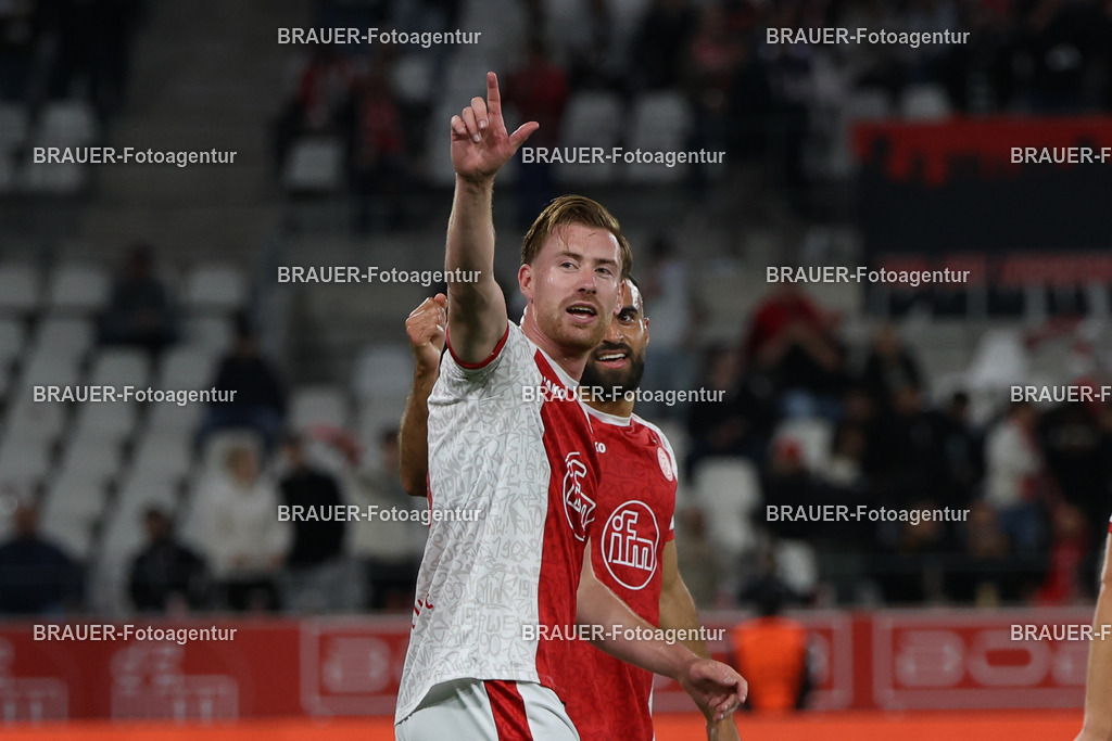 Rot-Weiss Essen - Hansa Rostock | Essen, Deutschland, 01.10.2025 Jannik Mause  (Rot-Weiss Essen) Jubelt nach seinem Tor zum 2:0während des 3.Liga Spiels zwischen  Rot-Weiss Essen und TSG Hoffenheim u23 am 20.09.2025 im Stadion an der Hafenstraße in Essen. (Foto von Timo Bluhmki-Schmidt/Brauer Fotoagentur