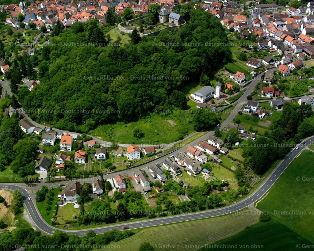 2614181 | HOMBERG (OHM) 09.06.2006 Wald- Gebiete und Forstflächen umsäumen das Siedlungsgebiet des Dorfes in Homberg (Ohm) im Bundesland Hessen, Deutschland // Village - view on the edge of forested areas in Homberg (Ohm) in the state Hesse, Germany Foto: Gerhard Launer