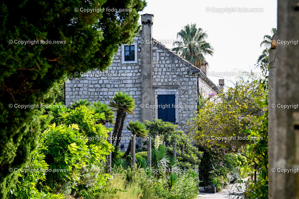 Arboretum von Trsteno_ Kroatien_ 11.10.2023-10 | 11.10.2023, Kroatien, HRV, Trsteno im Bild Arboretum, Trsteno, Hafen, Pflanzen, Brunnen, Neptunbrunnen, Wege, Palmen, Eukalyptus, Lorbeer, Kakteen, Zitrus, Oliven, Filmkulisse Game of Thrones

Das Arboretum von Trsteno befindet sich etwa 18 Kilometer nordwestlich der Stadt Dubrovnik im Sueden Kroatiens. Als einziges Arboretum an der oestlichen Adria-Kueste stellt es die aelteste Sammlung exotischer Baeume und Pflanzen des Landes dar.
Die Gartenanlage befindet sich entlang der Kuestenstraße zwischen den Ortschaften Orašac und Slano.
Quelle: Wikipedia