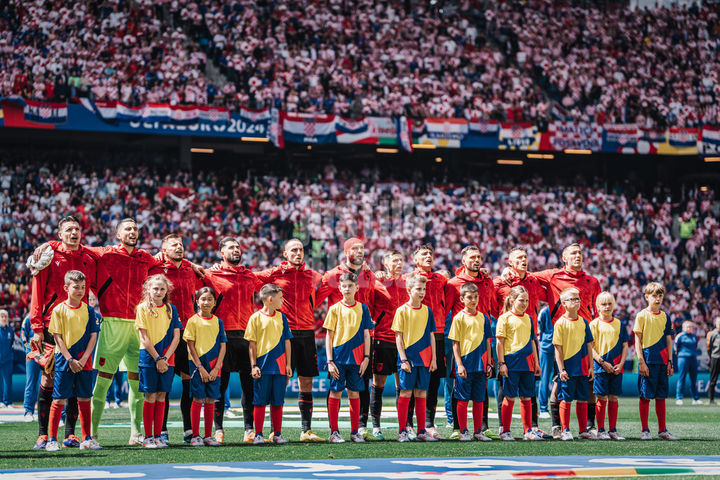 Fußball | Herren | UEFA-Fußball-Europameisterschaft 2024 | Gruppe B | Kroatien vs. Albanien | 19.06.2024 | Die Nationalmannschaft aus Albanien bei der Hymne