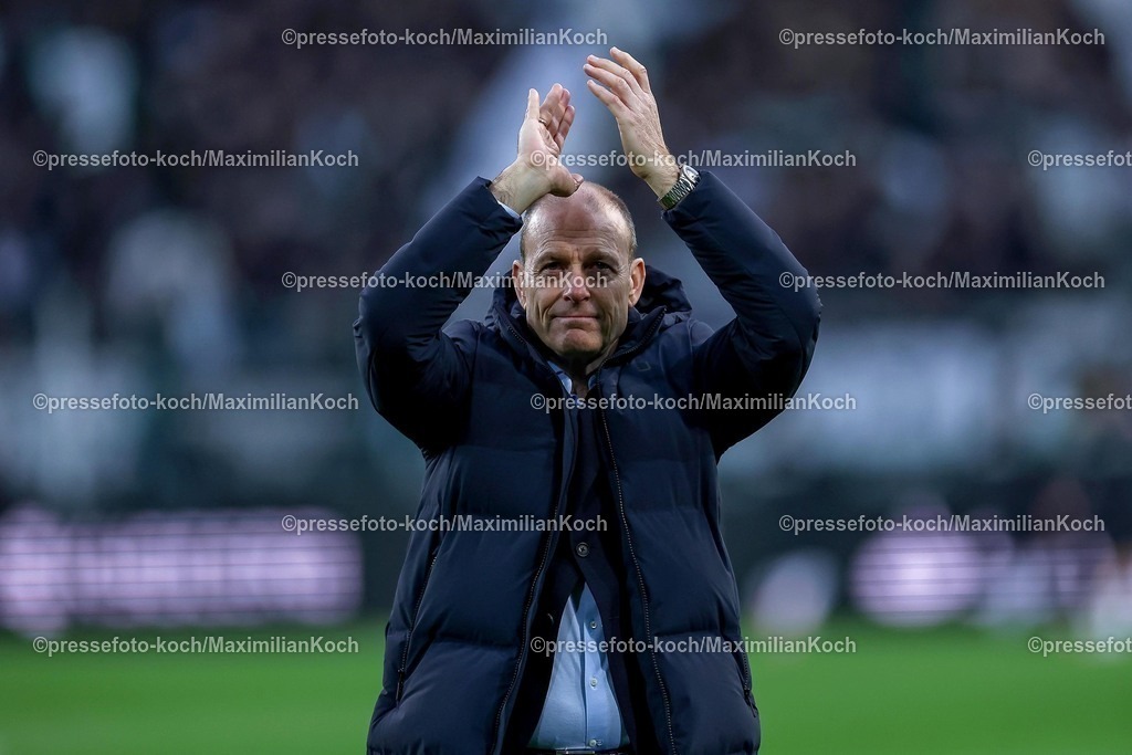 BMG21022502204 | 22.02.2025, Fußball, Borussia Mönchengladbach - FC Augsburg, 1. Fußball Bundesliga, Borussia-Park, Saison 2024 2025: Cheftrainer Jess Thorup (FC Augsburg) Freude klatschend jubelnd JubelDFB regulations prohibit any use of photographs as image sequences and or quasi-video.