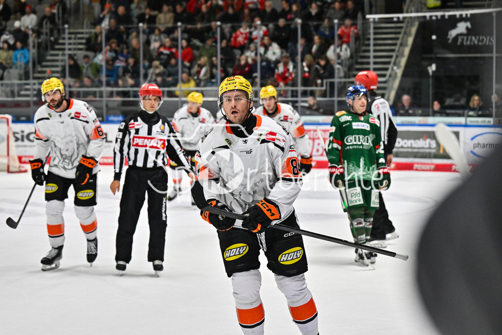Augsburger Panther - Löwen Frankfurt | Jubel der Gäste nach dem Anschluss zum 5-3 durch Christopher WILKIE (Löwen Frankfurt 84) / Tor / Torschuetze / Freude / Happy beim match zwischen den Augsburger Panthern und den Löwen Frankfurt am 8. Spieltag der Penny DEL im Curt Frenzel Stadion am 19.10.2025