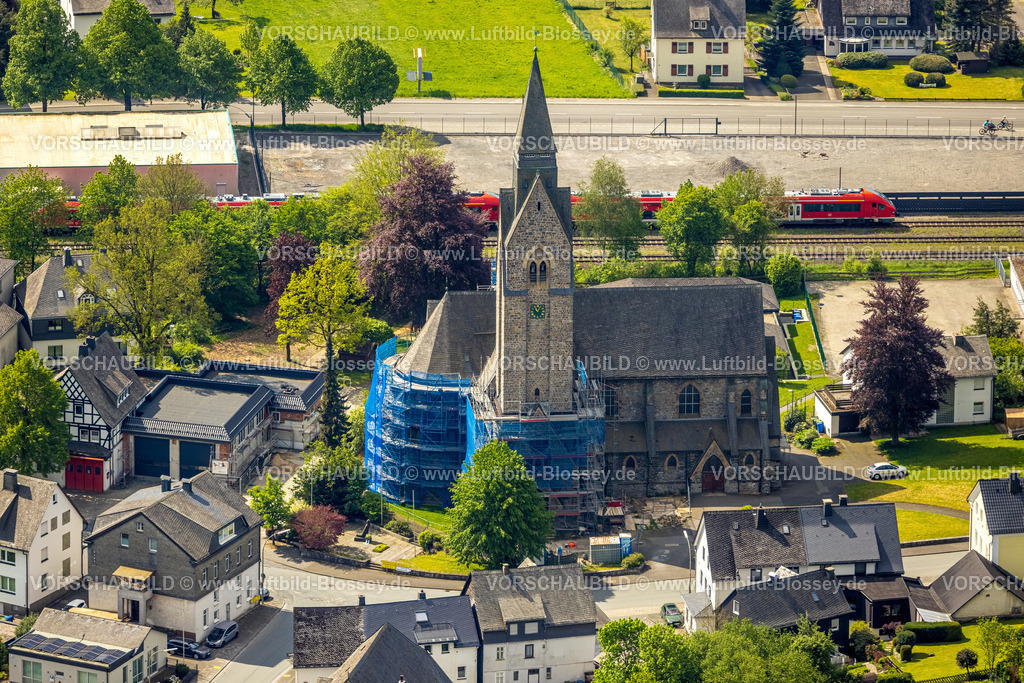 Bestwig240503014 | Luftbild, kat. Kirche St. Anna, Teilverhüllung und Baugerüst wegen Sanierungsarbeiten, Nuttlar, Bestwig, Sauerland, Nordrhein-Westfalen, Deutschland