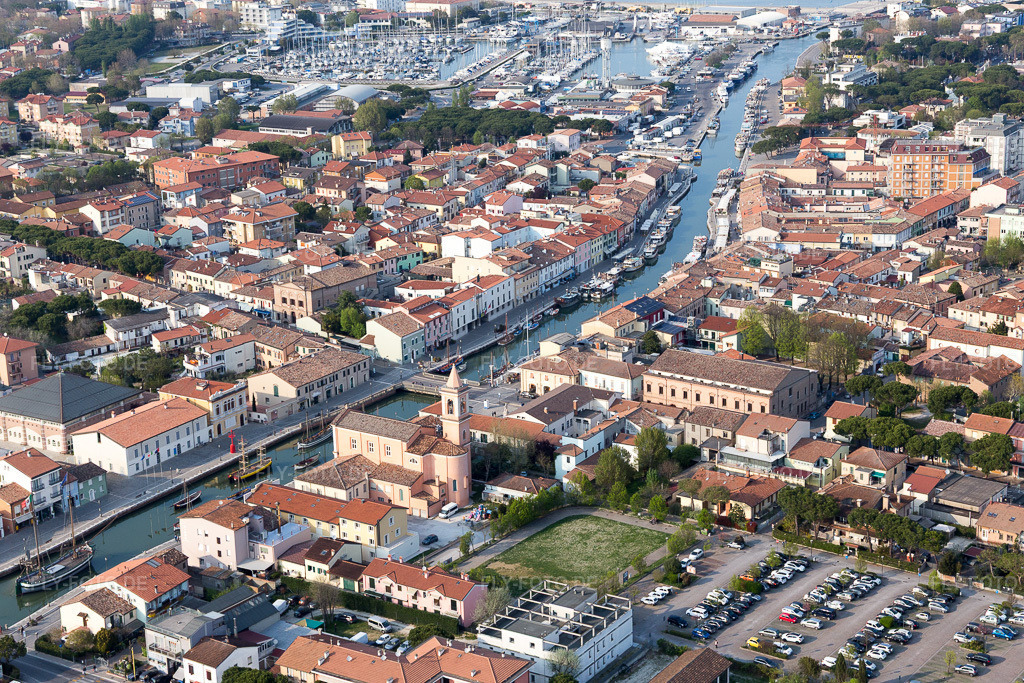 Luftbild: Ortsansicht in Cesenatico im Bundesland Forlì-Cesena in Italien. Foto: IMG_098436.jpg vom 05.04.2017 durch Werner Riehm/FLY-FOTO.de