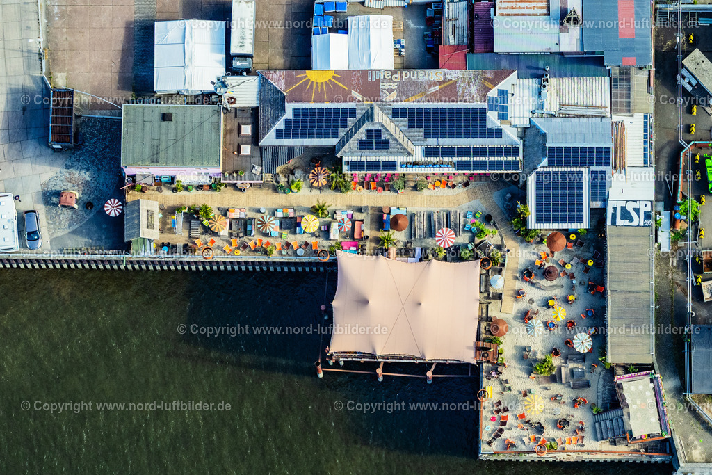 Hamburg_Strandpauli_Beaschclub_Senkrechtaufnahme_ELS_1444240525 | HAMBURG 24.05.2025 Senkrecht- Luftbild aus der Satelliten- Perspektive vom Tische und Sitzbänke der Freiluft- Gaststätten " Strand Pauli " im Ortsteil St. Pauli in Hamburg, Deutschland. // Vertical aerial view from the satellite perspective of the tables and benches of open-air restaurants " Strand Pauli " in the district St. Pauli in Hamburg, Germany. Foto: Martin Elsen
