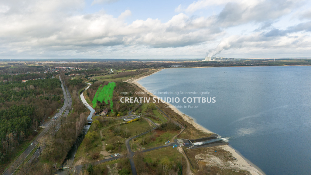 Cottbuser Ostsee | Der zukünftige Cottbuser Ostsee mit dem Einlaufbauwerk, welches das alte Tagebaurestloch mit Wasser aus der Spree gefüllt. - Realisiert mit Pictrs.com