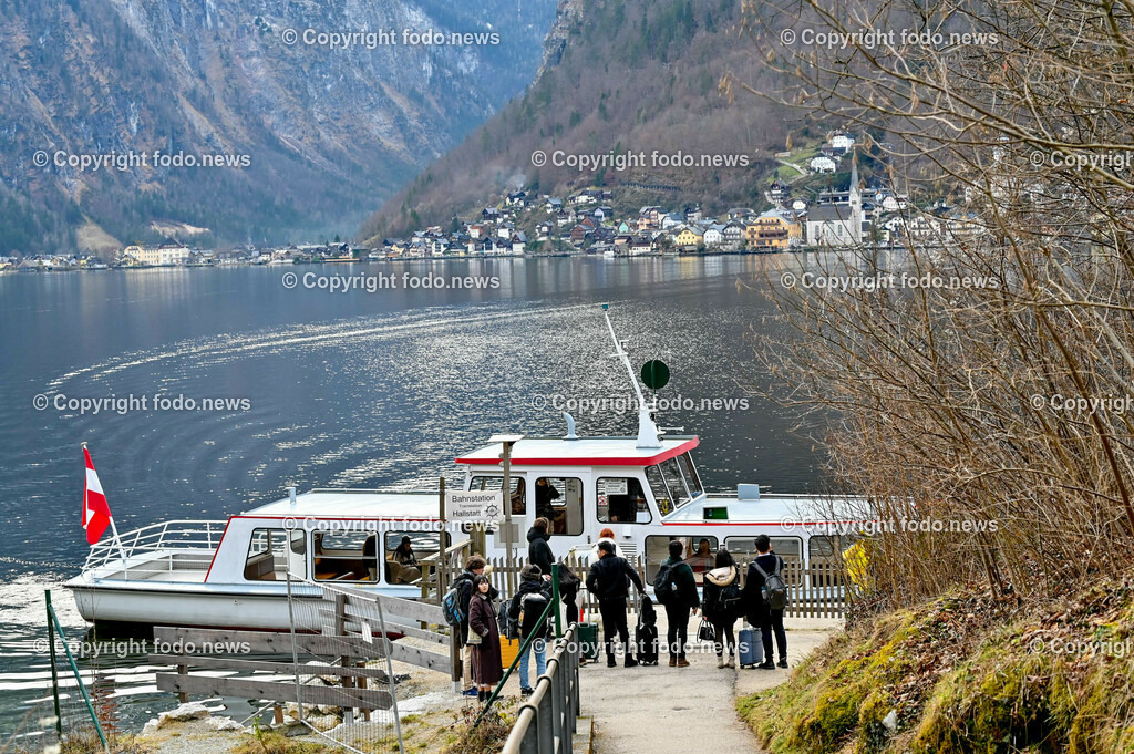 Hallstatt_ 13.01.2023-24 | 13.01.2023, Hallstatt, AUT, Hallstatt, im Bild Bahnstation, Trainstation, Schiffsanlegestelle, Schiff, Transfer, Touristen