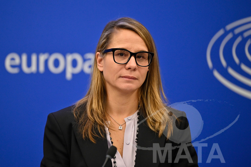 _DWI0091 | Politikerin Virginie Joron bei einer Pressekonferenz zum Thema 'Alarmierende Statistiken zu den Folgen des COVID-Lockdowns' im Europäischen Parlament. Straßburg, 18.01.2023 - Realisiert mit Pictrs.com