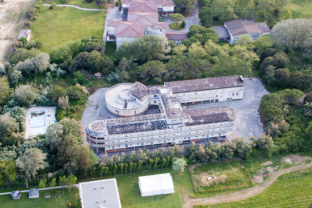 Vue aérienne: Verfallendes ehemaligen Familienerholungsheims ex Colonia La Nostra Famiglia am Strand der Adria in [§2] à le quartier Duna Verde in Caorle dans le département Vénétie, Italie – .Photo: IMG_50295.jpg prise le 07/06/2012 par Werner Riehm/FLY-FOTO.eu – Résolution de l'original: 4273 x 2849 px