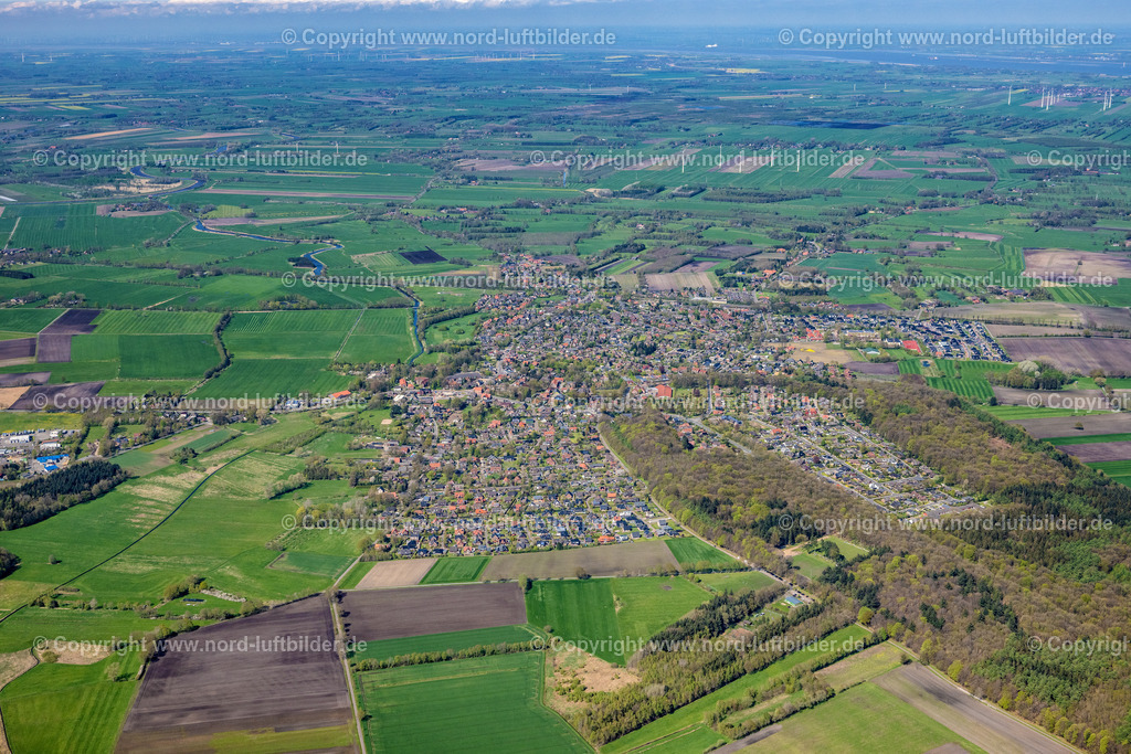 Himmelpforten_ELS_0397290423 | HIMMELPFORTEN 29.04.2023 Ortsansicht der Straßen und Häuser der Wohngebiete in Himmelpforten im Bundesland Niedersachsen, Deutschland. // Town View of the streets and houses of the residential areas in Himmelpforten in the state Lower Saxony, Germany. Foto: Martin Elsen