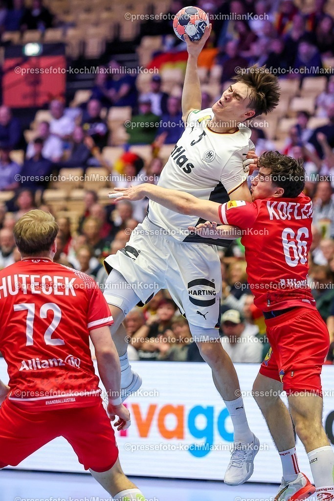 EHF15012602073 | 15.01.2026, Handball, Men's EHF EURO 2026, Deutschland - Östereich, Jyske Bank Boxen in Herning, Dänemark, Preliminary Round:  Miro Schluroff (Germany #05) im Zweikampf gegen   Lukas Hutecek (Austria #72)  Elias Kofler (Austria #66) 