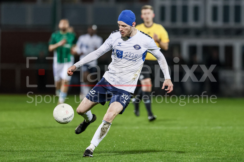 Fussball, Regionalliga Nord, SV Werder Bremen II - VfB Oldenburg | v.li.: Marc Schröder (VfB Oldenburg, 20) am Ball, Einzelbild, Ganzkörper, Aktion, Action, Spielszene
