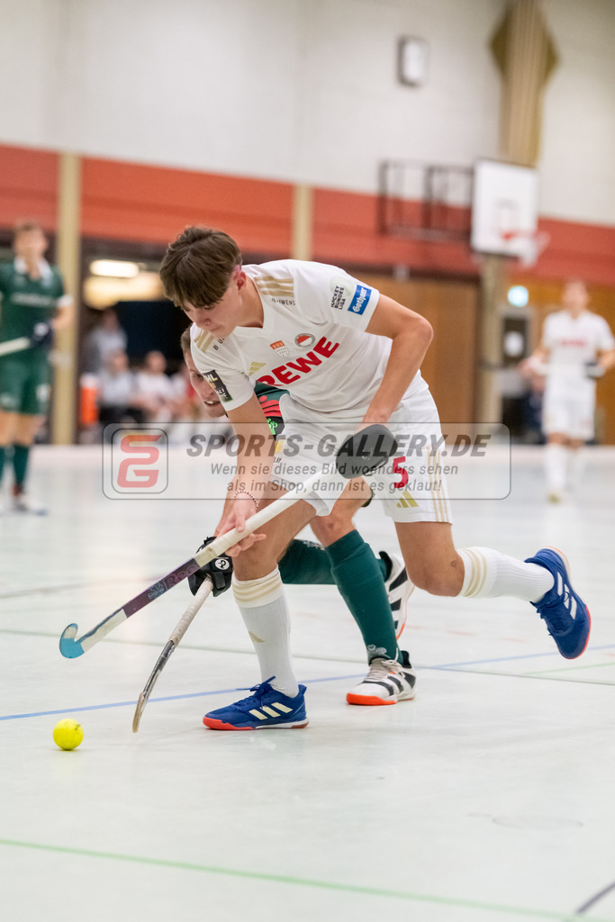 SFE_20240113_0049 | Mülheim, Deutschland, 13.01.2024: Dennis Holthaus (Uhlenhorst Mülheim), Justus Warweg (Rot-Weiss Köln) in Aktion waehrend des Spiels der Halle 1. Bundesliga Herren zwischen Uhlenhorst Mülheim vs Rot-Weiss Köln im Sporthalle Lehnerstr. (HTCU) am 13.01.2024 in Mülheim, Deutschland. (Foto von Stephan Fehrmann)

Mülheim, Germany, 13.01.2024: Dennis Holthaus (Uhlenhorst Mülheim), Justus Warweg (Rot-Weiss Köln) in action during the game of Halle 1. Bundesliga Herren between Uhlenhorst Mülheim vs Rot-Weiss Köln in Sporthalle Lehnerstr. (HTCU) at 13.01.2024 in Mülheim, Deutschland. (Foto von Stephan Fehrmann)