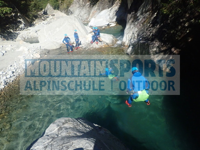 PC020025 | Bestelle die Bilder deines Berg- oder Wasser-Abenteuers mit Mountain Sports bequem von zu Hause aus direkt über unseren Online Fotoshop von pictrs.com. - Realisiert mit Pictrs.com
