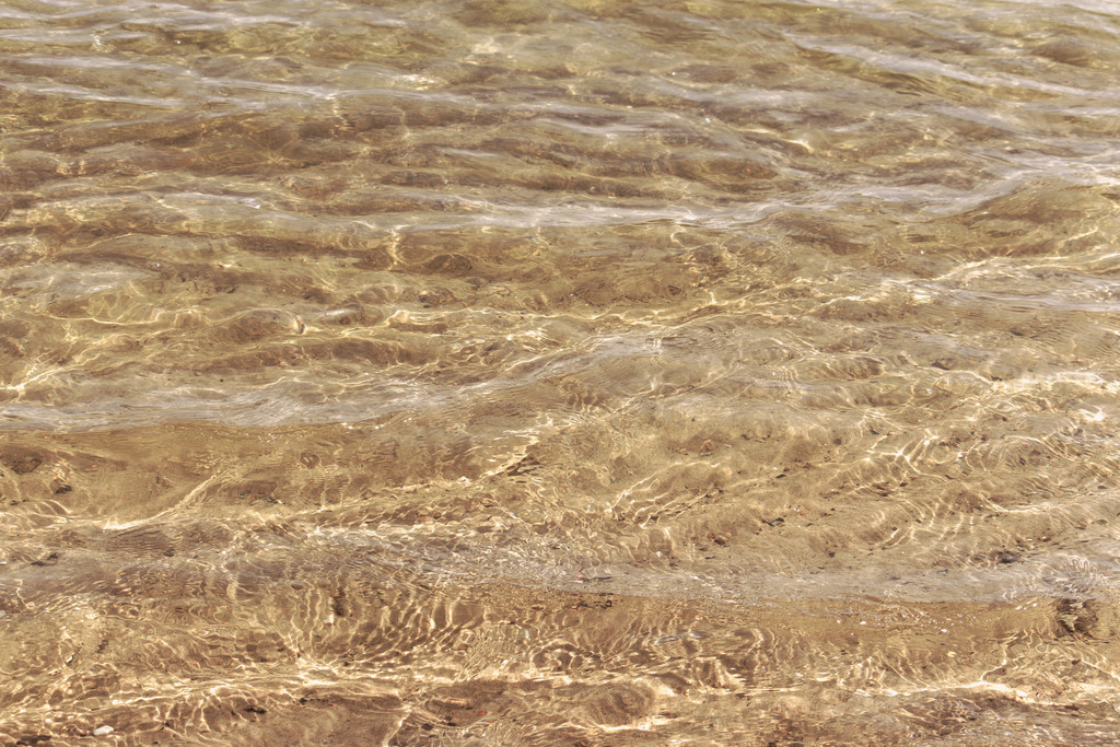Wandbild: Maritime Leichtigkeit – Der Sommer am Strand | Die sanfte Bewegung des Wassers strahlt Ruhe und Klarheit aus – dieses Wandbild zeigt das flache Wasser am Weidefelder Strand im Sommer. Die sanften Wellen und die klaren Reflexionen des Sonnenlichts schaffen eine einladende und entspannende Atmosphäre. Die weichen Farbnuancen und die ruhige Bildkomposition fördern das Wohlbefinden und laden zum Verweilen ein. - Realisiert mit Pictrs.com