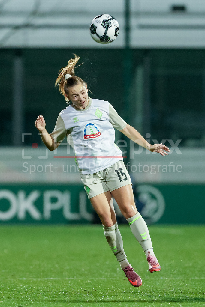 Fussball, DFB-Pokal Frauen, RB Leipzig - SV Werder Bremen | Michelle Weiß (SV Werder Bremen, 15) beim Kopfball, Aktion, Action, Spielszene, am Ball, Freisteller, Einzelbild, DIE DFB-RICHTLINIEN UNTERSAGEN JEGLICHE NUTZUNG VON FOTOS ALS SEQUENZBILDER UND/ODER VIDEOÄHNLICHE FOTOSTRECKEN. DFB REGULATIONS PROHIBIT ANY USE OF PHOTOGRAPHS AS IMAGE SEQUENCES AND/OR QUASI-VIDEO.