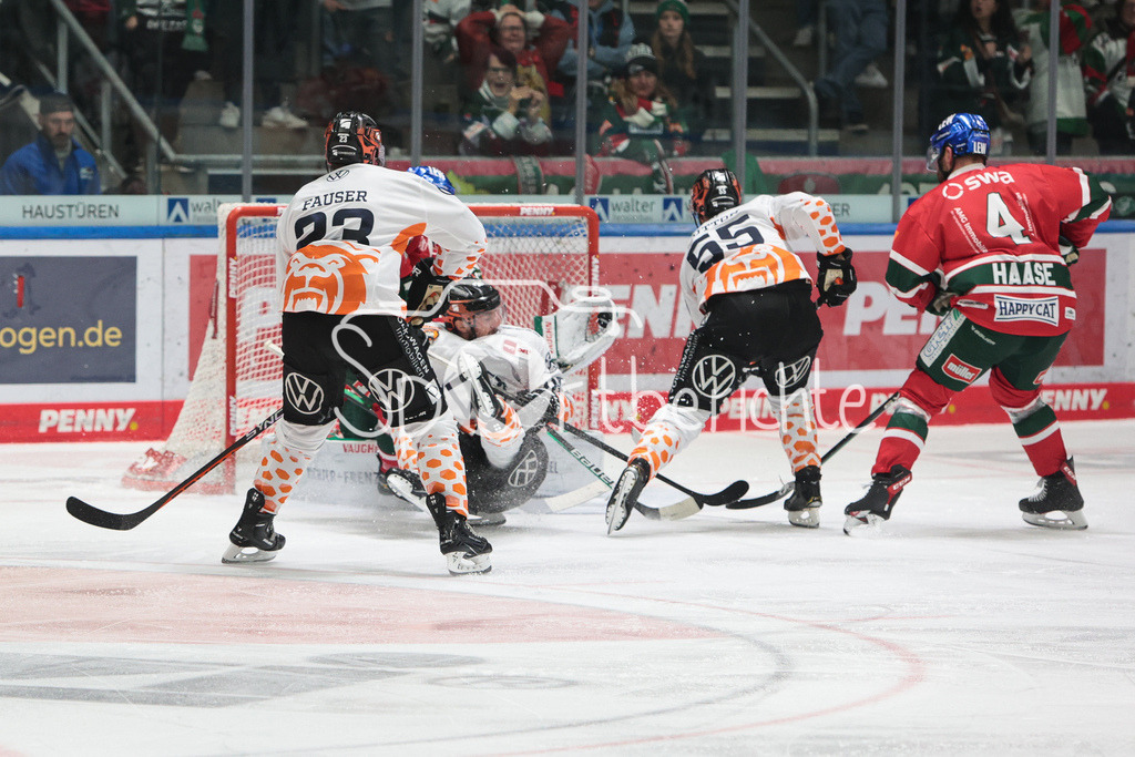 Augsburger Panther - Grizzlys Wolfsburg | Markus Keller (AEV #35) kann einen Schuss parrieren