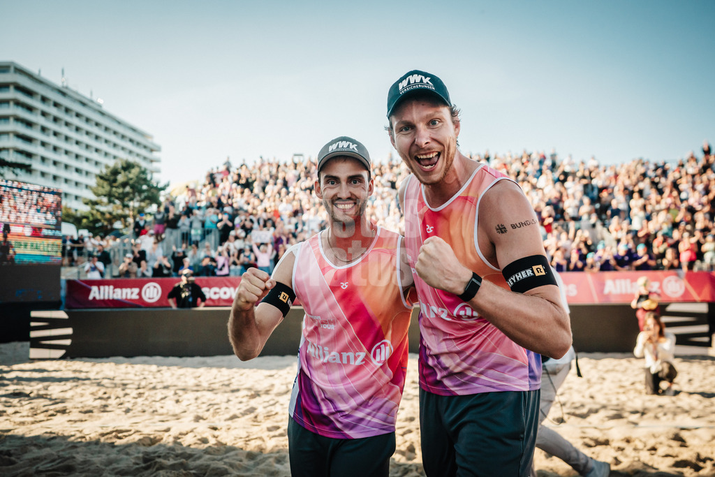 Beachvolleyball | Männer | Deutsche Meisterschaften 2025 Timmendorfer Strand | 07.09.2025 | v.l. Clemens Wickler und Nils Ehlers gewinnen die Bronzemedaille im Spiel um Platz drei und jubeln