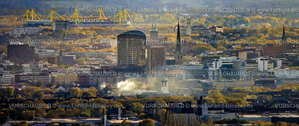 Dortmund231102122 | Luftbild, Skyline der Dortmunder City, dunstige Fernsicht mit Rauchwolken, RWE Tower und Kirchturm der Petrikirche mit Blick zum Bundesligastadion des BVB 09 Borussia Dortmund, umgeben von herbstlichen Laubbäumen, City, Dortmund, Ruhrgebiet, Nordrhein-Westfalen, Deutschland