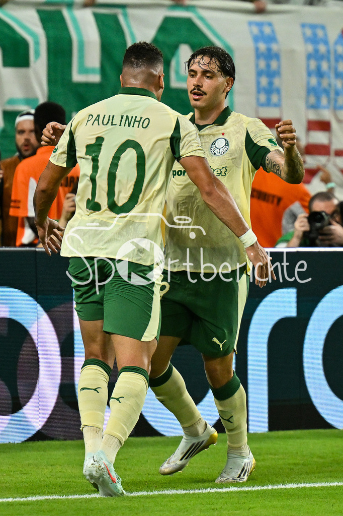 Inter Miami CF - Palmeiras Sao Paulo | Jubel der Brasilieaner nach dem Treffer zum 2-2 Ausgleich durch MAURICIO (Palmeiras 18) / Tor / Torschuetze / Freude / Happy / FIFA Club World Cup: Inter Miami CF - Palmeiras Sao Paulo, Hard Rock Stadium am 23.06.2025 / NOT FOR SALE IN USA / PAULINHO (Palmeiras 10)