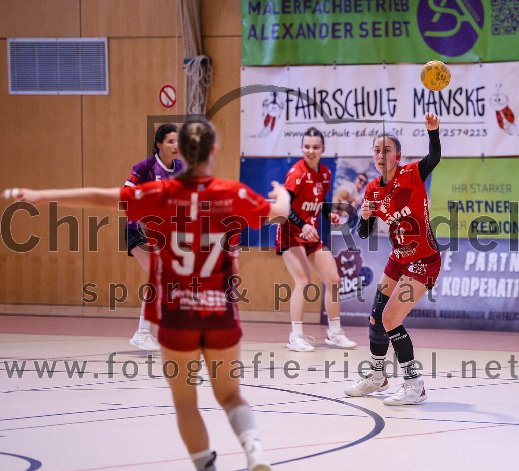 2025-02-22_032_SpVgg_Altenerding_gegen_TG_Landshut | Erding, Deutschland, 22.02.2025:Handball, Bezirksoberliga Frauen Altbayern 2024 / 2024, 15. Spieltag, SpVgg Altenerding gegen TG Landshut, Endergebnis: 25:22Nadine Schlegel (TG Landshut, #57), Isabella Gschossmann (TG Landshut, #14)Foto: Christian Riedel / fotografie-riedel.net