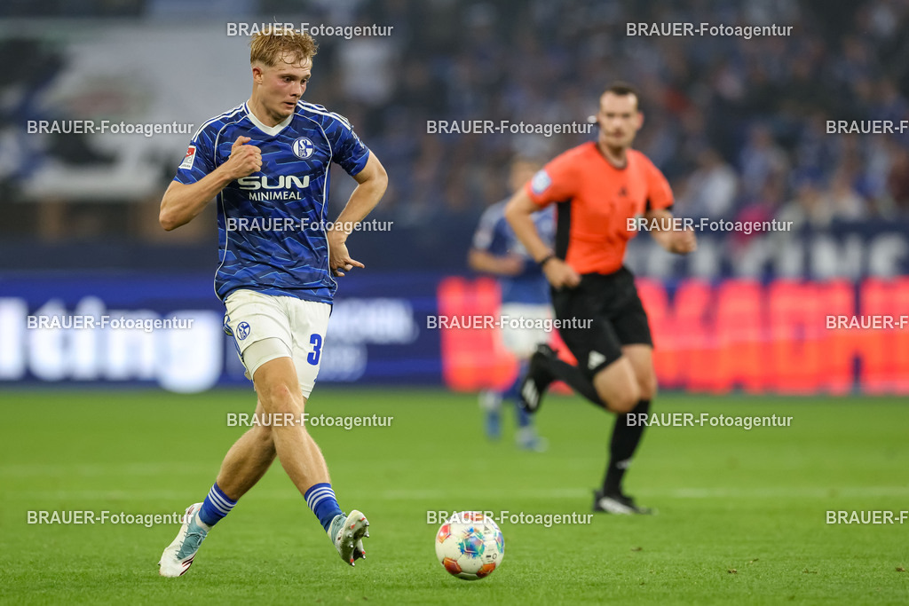 1_S04BER_20250801_1646.JPG -  - FC Schalke 04 - Hertha BSC Berlin - 2. Bundesliga | Gelsenkirchen, Deutschland, 01.08.25: Peter Remmert (FC Schalke 04) in Aktion, am Ball, Einzelaktion waehrend des Spiels der 2. Bundesliga zwischen FC Schalke 04 - Hertha BSC Berlin in der Veltins-Arena am 01. August 2025 in Gelsenkirchen, Deutschland. (Foto von Stefan Brauer/Brauer-Fotoagentur)DFB/DFL REGULATIONS PROHIBIT ANY USE OF PHOTOGRAPHS AS IMAGE SEQUENCES AND/OR QUASI-VIDEO.