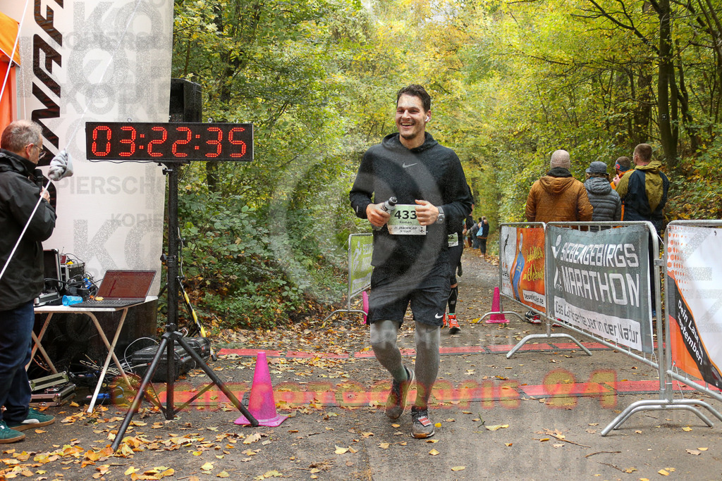251026_1324_EX1_3344 | Sportfotografie im Rhein-Sieg Kreis, Köln, Bonn, NRW, Rheinland Pfalz, Hessen, etc. Unser Tätigkeitsfeld umfasst den Laufsport vom Volkslauf über den Marathon, Duathlon, Triathon bis zum Ultralauf wie Kölnpfad Ultra oder Schindertrail.