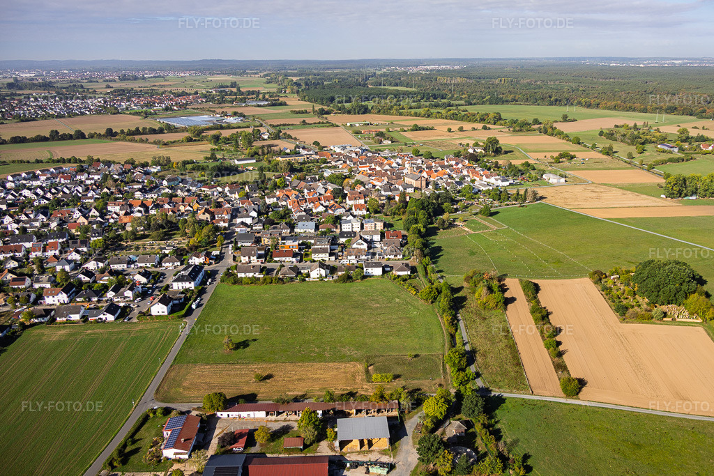 Luftbild: Ortsansicht von Osten im Ortsteil Sickenhofen in Babenhausen im Bundesland Hessen in Deutschland. – Foto: IMG_159035.jpg vom 22.09.2026 durch Werner Riehm/FLY-FOTO.de – Auflösung des Originals: 5359 x 3573 px
