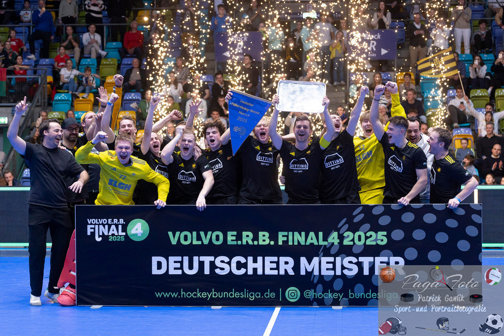 Volvo E.R.B. Final 4 Finale Männer: Harvestehuder THC - Crefelder HTC, 26.01.2025 | Der Harvestehuder THC ist Deutscher Meister im hallenhockey 2025, Die Spieler feiern und jubeln, Fülöp Losonci (Harvestehuder THC #4) &amp; Kilian Pöhling (Harvestehuder THC #5) &amp; .10. &amp; Philip Lieser (Harvestehuder THC #11) &amp; Anton Pöhling (Harvestehuder THC #12) &amp; Tom Schneider (Harvestehuder THC #14) &amp; Moritz Frey (Harvestehuder THC #17) &amp; Anton Brinckmann (Harvestehuder THC #18) &amp; Titus Wex (Harvestehuder THC #19) &amp; Max Lassen (Harvestehuder THC #21) &amp; Felix Glander (Harvestehuder THC #22) &amp; Simon Reich (Harvestehuder THC #24)  &amp; Vincent Julius Scholz (Harvestehuder THC #27) &amp; Gracjan Jarzynski (Harvestehuder THC #31) &amp; Maximilian Cohrs (Harvestehuder THC #32) &amp; Jonas von Gersum (Harvestehuder THC #55) &amp; Jasper Ditzer (Harvestehuder THC #77), Harvestehuder THC - Crefelder HTC, Frankfurt, Süwag Arena, 26.1.2025 - Realisiert mit Pictrs.com