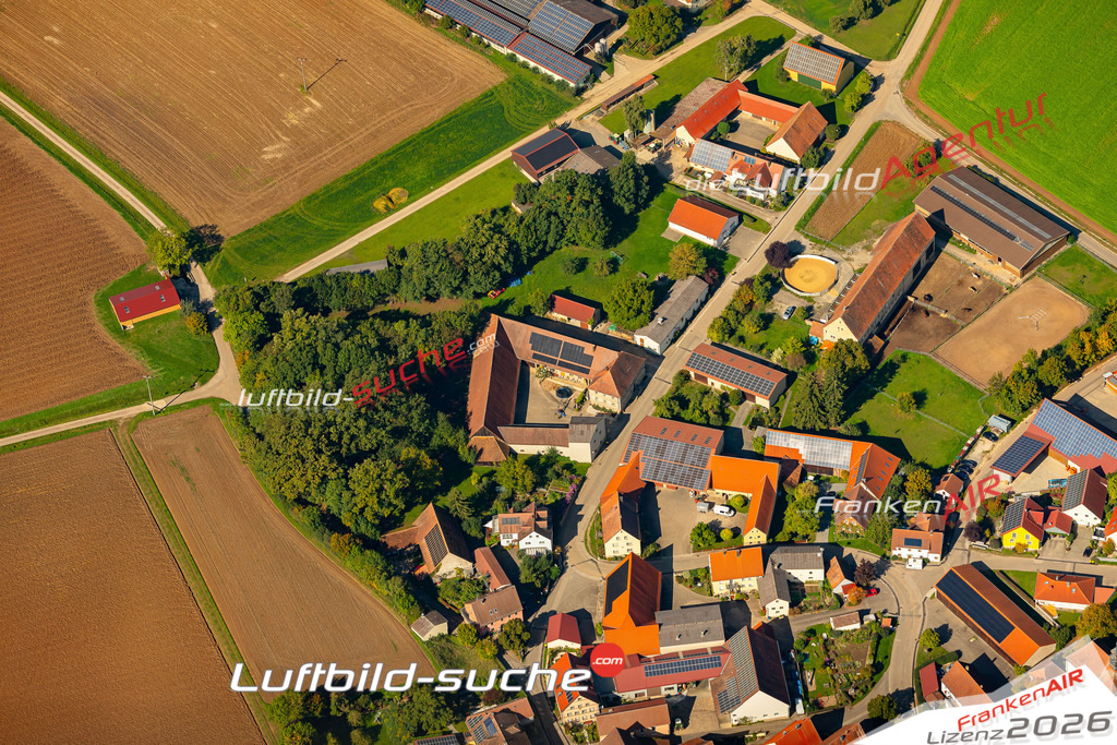 Klassische Luftaufnahme ohne Drohne zeigt:Uttenhofen bei Uffenheim - Die Luftbildaufnahme wurde 2025 vom UL-Flugzeug heraus erstellt ( keine Drohne ) - Hochauflösende Luftaufnahme -Nicht vergleichbar mit Google Maps oder Satelittenbilder- Die Geschenkidee !Mit Lizenz und Bildrechte bestellbar