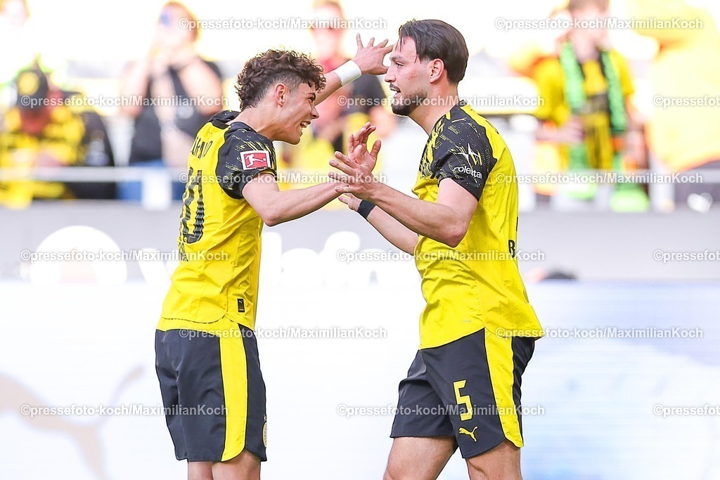 BVB26042601039 | 26.04.2026, Fußball, Borussia Dortmund - SC Freiburg, 1. Fußball Bundesliga, 31. Spieltag, Signal Iduna Park, Saison 2025 2026: Torjubel nach dem Tor zum 3:0 durch Torschütze Ramy Bensebaini&nbsp;(BVB #05)  zusammen mit   DFB regulations prohibit any use of photographs as image sequences and or quasi-video.